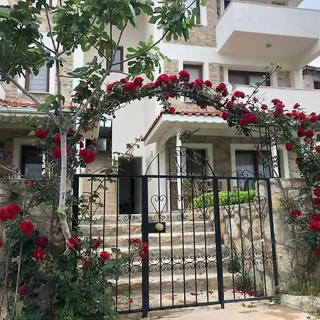 Villa Sleeps 4, Spacious With A Large Garden - Awz 312